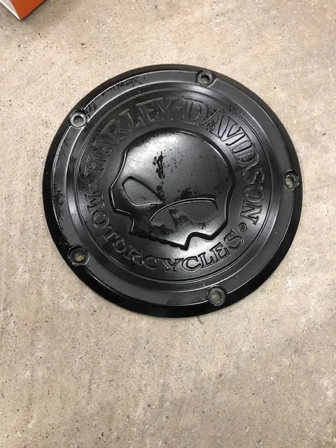 Derby Cover Willie G Skull Zwart Touring (99-15) Dyna (99-17) Softail (99-18)