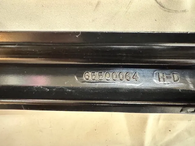 Harley-Davidson uitlaat beugel Softail M8 Street Bob en Low Rider S (2018-2020) 65500064