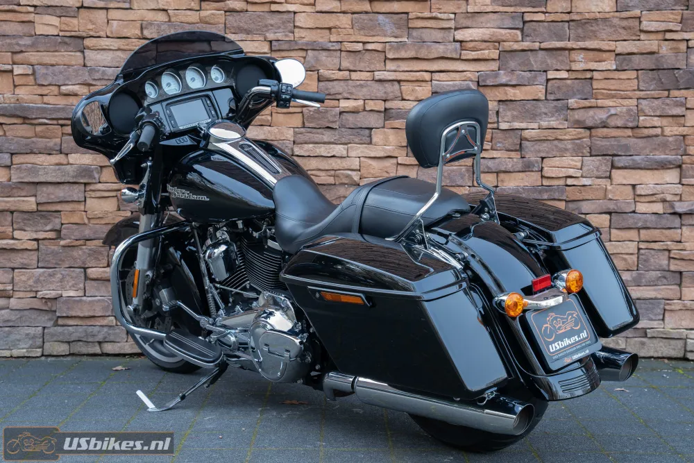 2017 Harley-Davidson FLHXS Street Glide Special 107 M8