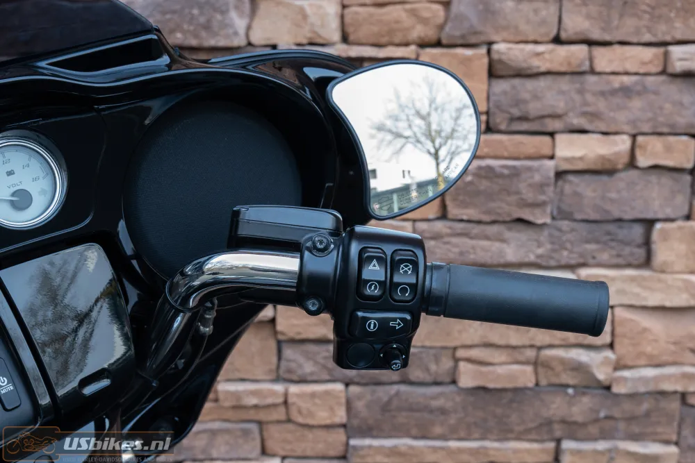 2017 Harley-Davidson FLHXS Street Glide Special 107 M8