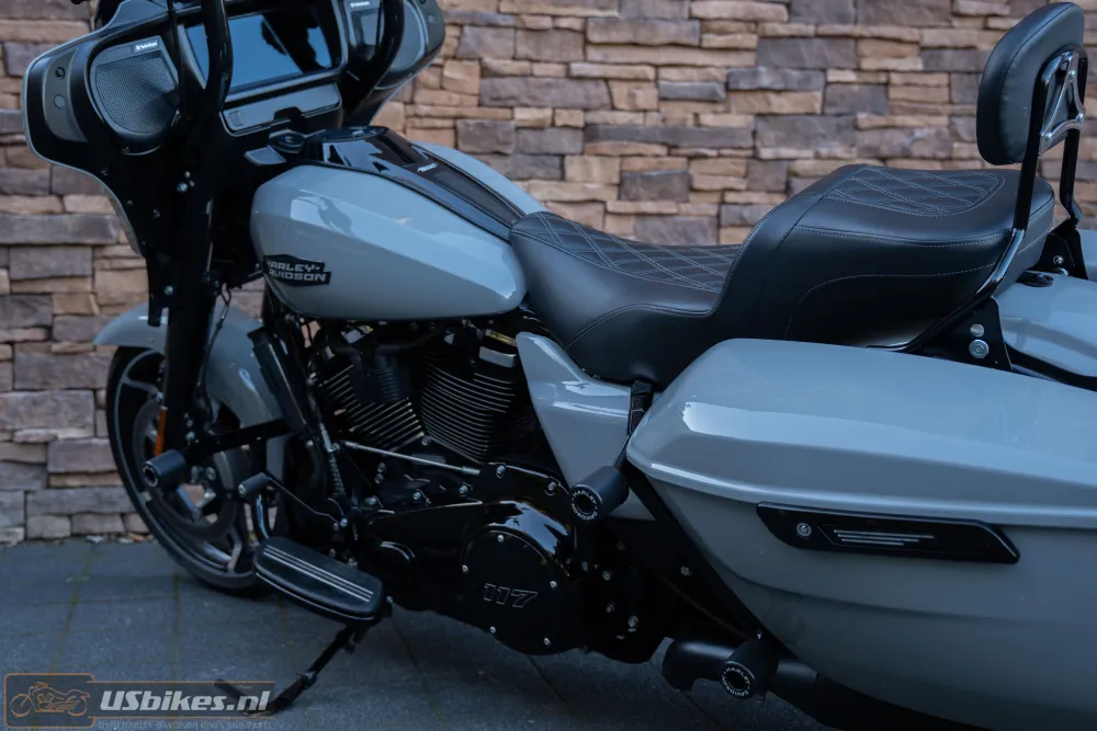 2025 Harley-Davidson FLHX Street Glide 117 M8