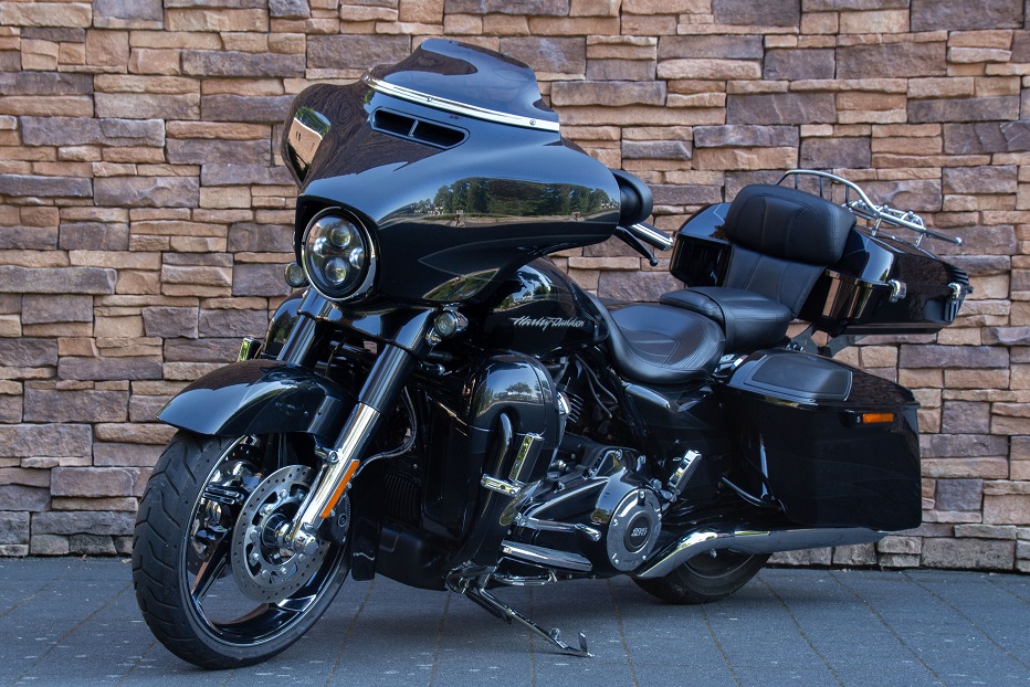 2017 Harley-Davidson FLHXSE CVO Street Glide M8 114 Dark Slate Candy Arctic Black Vance Hines LV